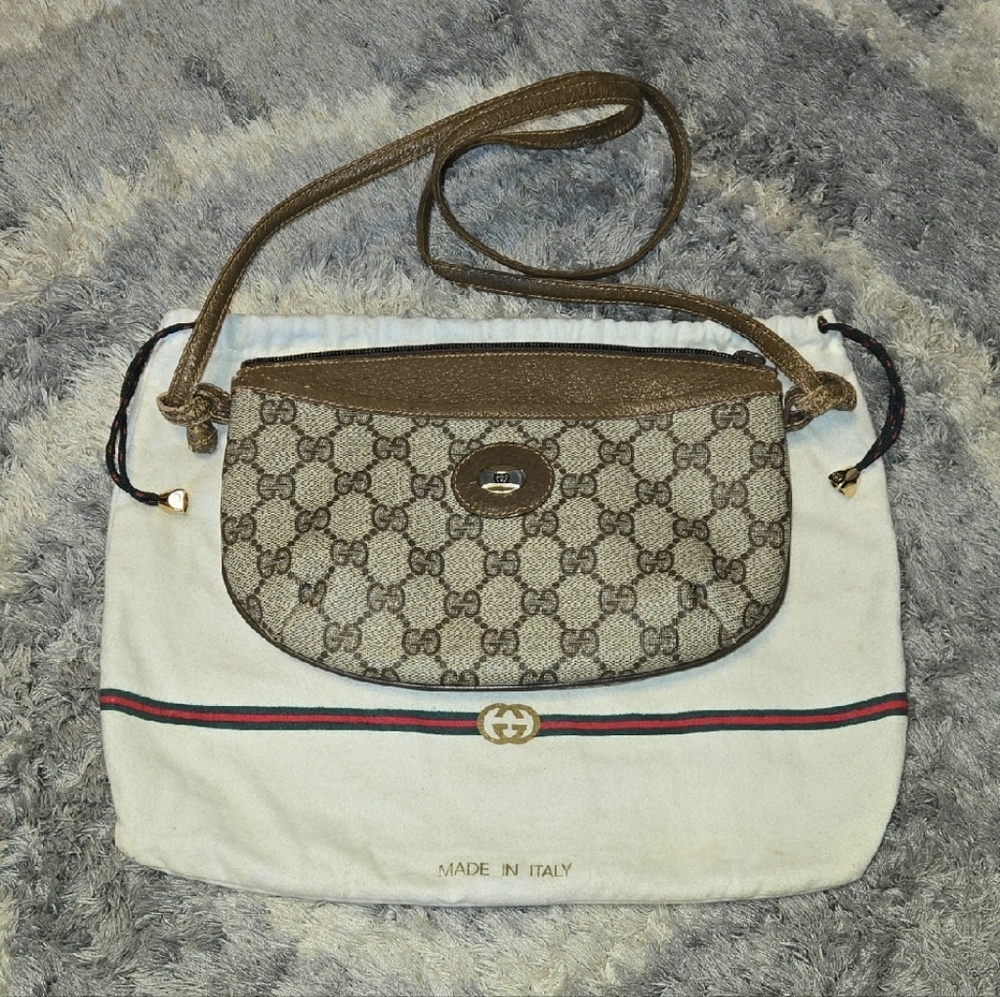 Gucci Signature Monogram Supreme Shoulder Bag in Brown and Cream